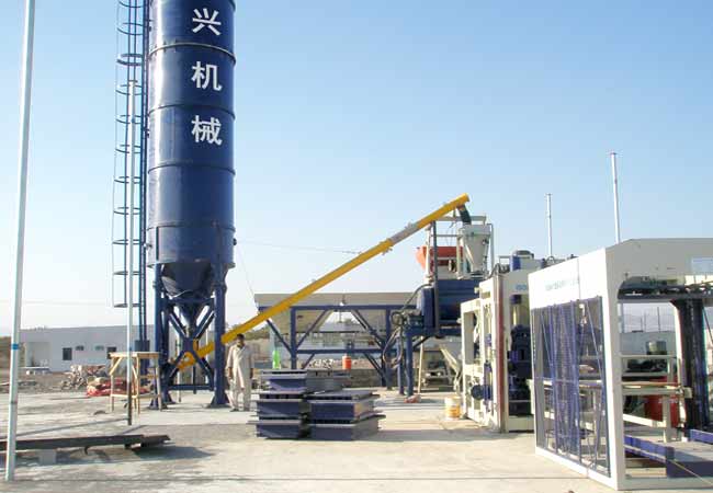 沙特(te)阿拉伯6型砌塊(kuài)成型機客戶現(xiàn)場