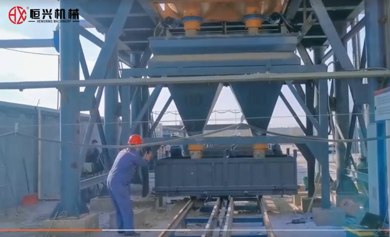 自(zì)保溫發泡(pào)磚生産線(xiàn)雙工位澆(jiāo)注新疆客(ke)戶現場